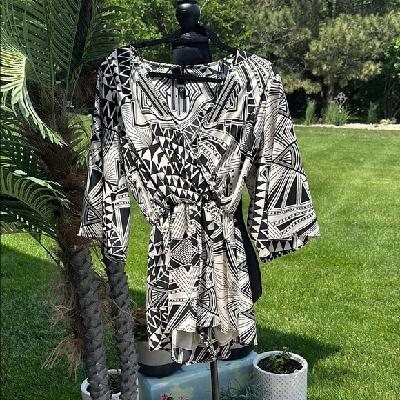Wish Other - Geometric Black and White Women's Top